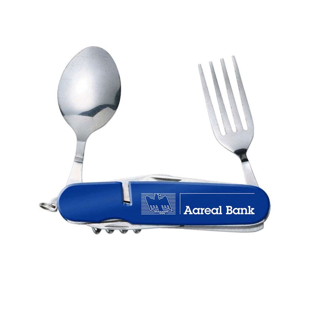 Ein blaues Besteck im Schweizer Armeestil mit verlängertem Löffel und Gabel, mit der Marke Vollblut Aareal Bank und einem weißen Logo auf dem Griff.