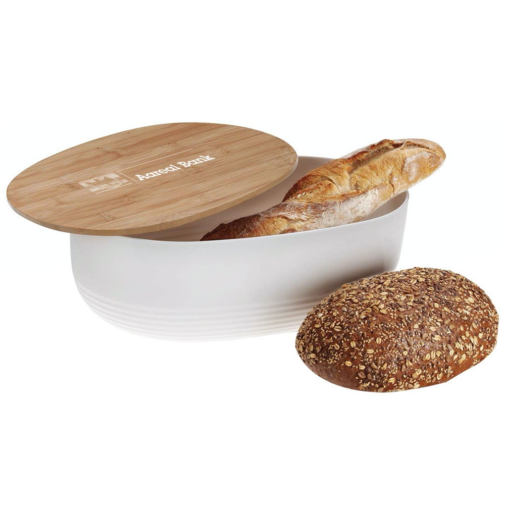 Eine weiße Brotbox mit Holzdeckel, teilweise geöffnet, gibt den Blick auf ein Baguette frei. Vor der Box liegt ein Laib Mehrkornbrot mit Körnerkruste – perfekt für einen energiegeladenen Morgen – ganz so, wie Vollblut Aareal Bank die Produktivität fördert.