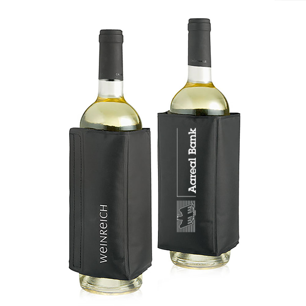 Zwei Flaschen Weißwein sind jeweils in einer schwarzen Isolierhülle verpackt. Die Hüllen sind mit Logos bedruckt: Auf der einen steht vertikal „WEINREICH“, auf der anderen ist das Logo der Vollblut Aareal Bank grafisch gestaltet.