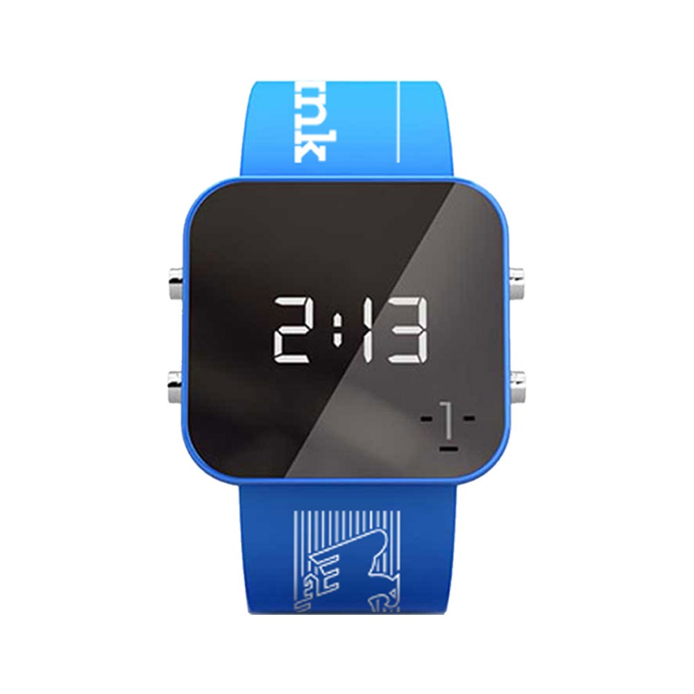 Eine moderne digitale Armbanduhr mit blauem Armband und schwarzem, quadratischem Zifferblatt. Auf dem Zifferblatt ist die Uhrzeit 2:13 Uhr und die Zahl -1 auf weißem Hintergrund zu sehen. Das Armband ist mit weißen dekorativen Grafiken, Text und dezentem Vollblut Aareal Bank-Branding versehen.