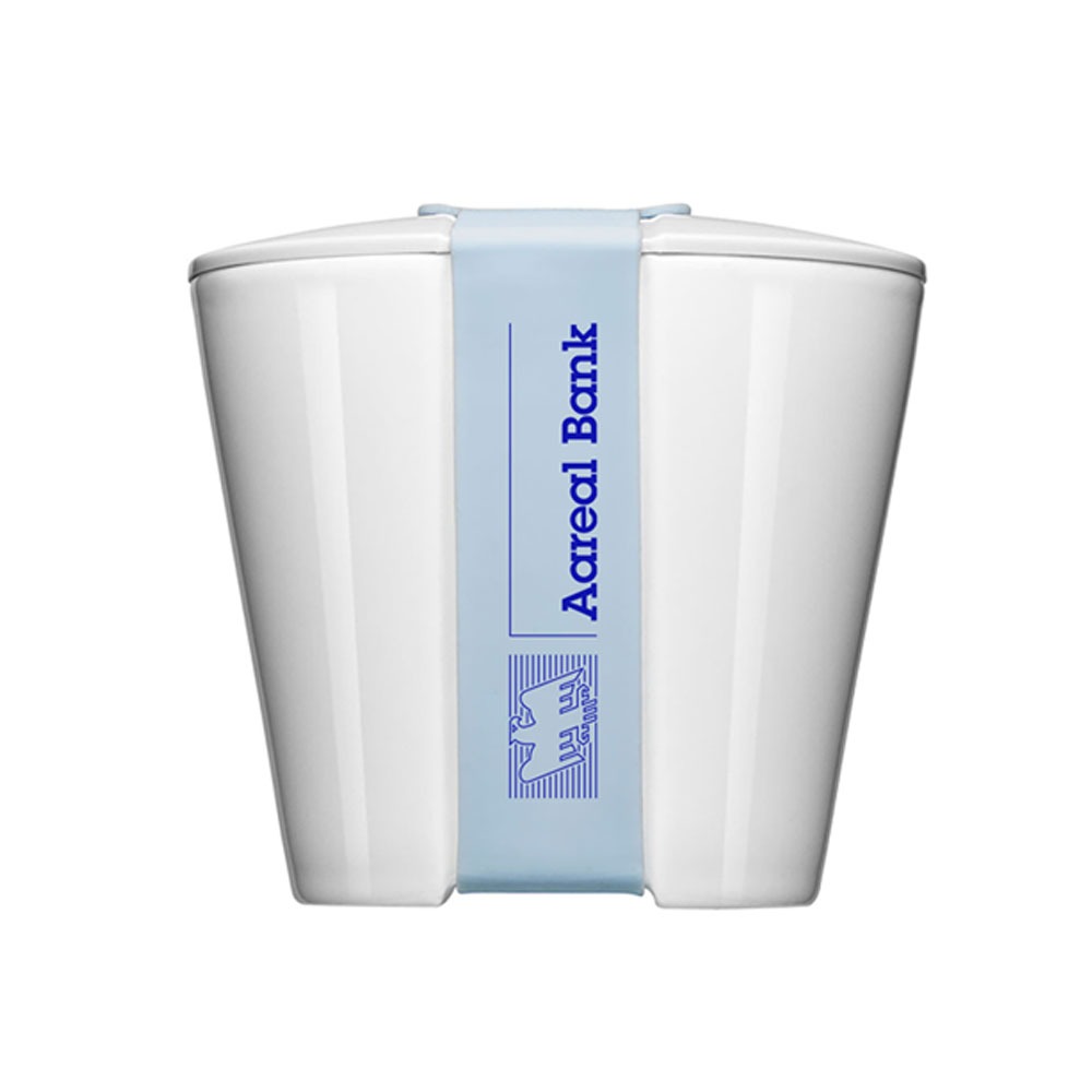 Eine weiße Keramiktasse mit einem hellblauen Band in der Mitte, auf dem das Logo der Vollblut Aareal Bank und ein Text in blauen Buchstaben zu sehen sind.