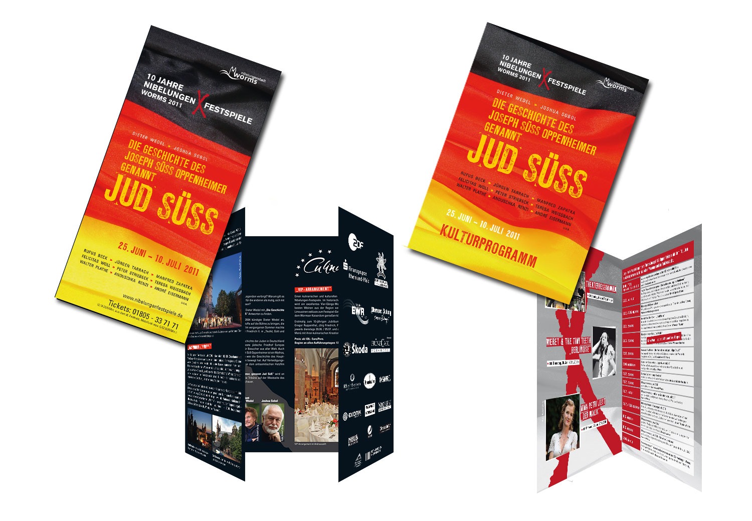 Abgebildet sind vier Broschüren zum Kulturfestival Jud Süß, zwei geschlossene und zwei offene, mit rot-schwarz-gelben Einbänden. Die Innenseiten präsentieren Text, Bilder und Veranstaltungsinformationen zu den Vollblut Nibelungen Festspielen.