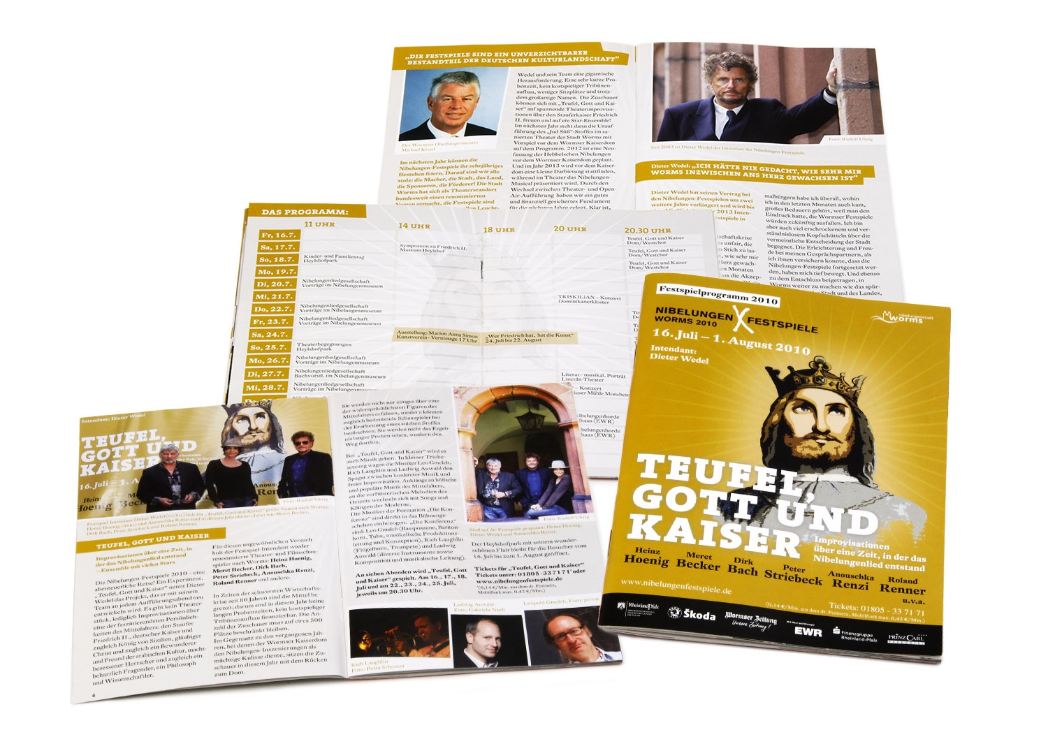 Eine Reihe von Veranstaltungsbroschüren und Programmen für „Teufel, Gott und Kaiser“ bei den Vollblut Nibelungen Festspielen, mit Text, Zeitplänen, Fotos der Redner und einem stilisierten Bild von Jesus mit einer Krone auf dem Hauptcover.