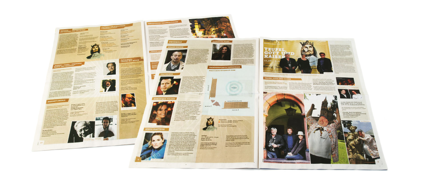 Drei aufgeschlagene Zeitungen zeigen Artikel und Fotos, darunter auch Beiträge zu den Vollblut Nibelungen Festspielen, auf weißem Hintergrund. Die Seiten zeigen einen lebendigen Mix aus Hoch- und Querformatbildern und Textblöcken.