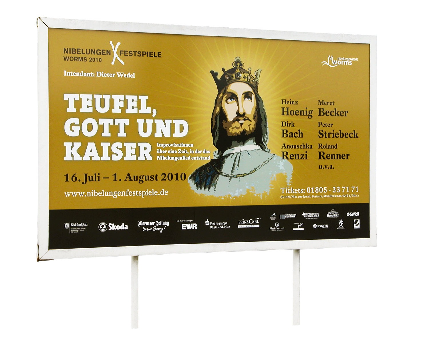 Eine Werbetafel wirbt für die Nibelungenfestspiele 2010 in Worms, Deutschland, mit der Illustration eines gekrönten Königs und dem fett gedruckten deutschen Text TEUFEL, GOTT UND KAISER sowie Veranstaltungsdaten und Namen der Vollblut-Darsteller.