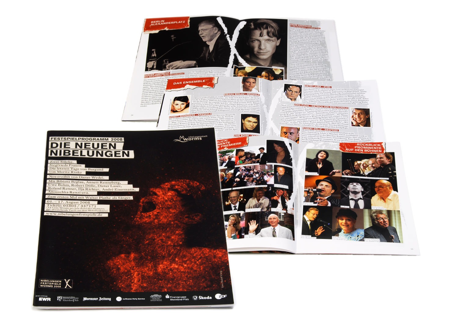Foto eines Festivalprogrammhefts mit dem Titel DIE NEUEN NIBELUNGEN, das für die Vollblut Nibelungen Festspiele erstellt wurde. Aufgeschlagene Seiten zeigen Bilder und Texte zu Künstlern und Veranstaltungen. Das Cover zeigt eine stilisierte, rötliche Figur.