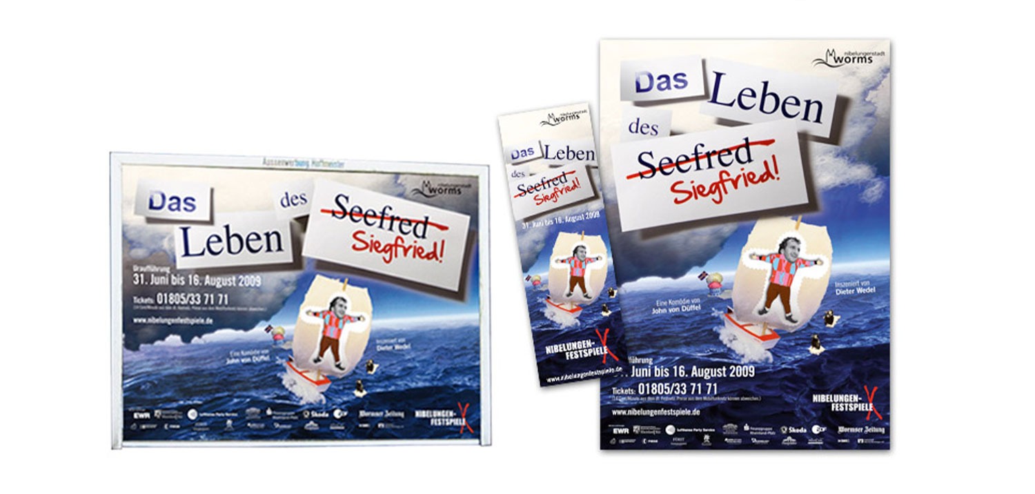 Drei Plakate für „Das Leben des Seefrat Siegfried!“ bei den Vollblut Nibelungen Festspielen zeigen einen Comic-Matrosen vor einem Meereshintergrund, umgeben von verspielten Objekten. Veranstaltungsdetails erscheinen in deutscher Sprache oben und unten.