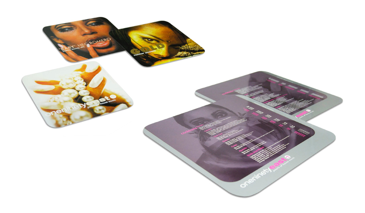 Ein Satz quadratischer und abgerundeter Karten von Vollblut OneNinetyEast mit farbenfrohen Bildern und Texten, darunter Nahaufnahmen von Gesichtern, Schmuck und grafischen Informationen, die auf einer weißen Oberfläche ausgebreitet sind.