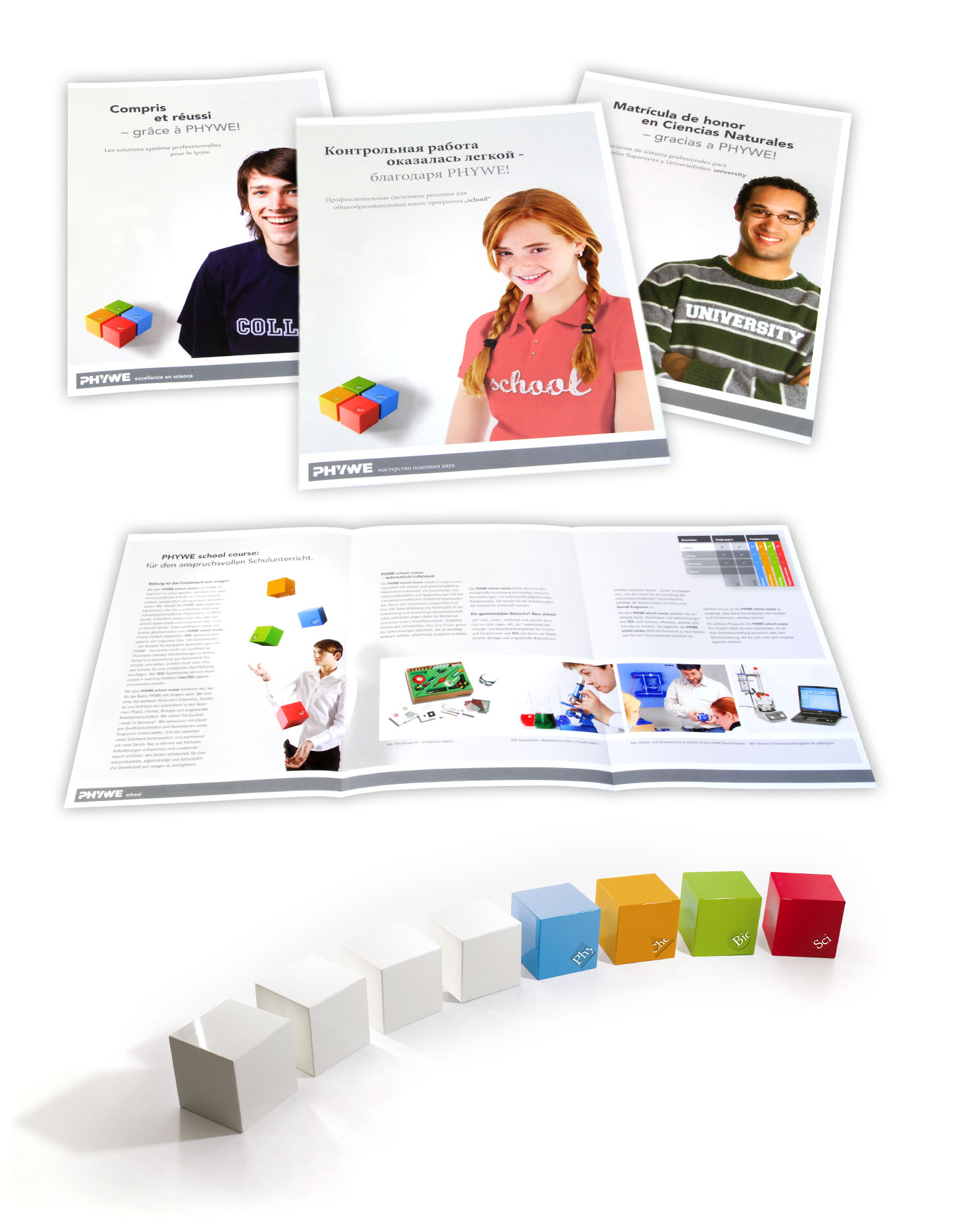 Über einer Reihe bunter und vier weißer Würfel hängen drei Informationsbroschüren und ein aufgeschlagenes Heft. Jede Broschüre zeigt einen lächelnden Schüler, das Phywe Systeme-Logo und Text in verschiedenen Sprachen.