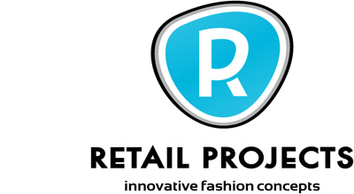 Vollblut_Retail-Projects_logo Logo in Form eines blauen Schildes mit einem weißen R über den Worten „Vollblut Retail Projects“ in fetten schwarzen Buchstaben und darunter in kleinerer Schrift der Satz „Innovative Fashion Concepts“.