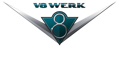 Ein stilisiertes Logo mit dem Text „Vollblut V8 Werk“ über einer metallischen V-Form, mit einem blaugrünen Dreieck und einer fetten Zahl 8 in der Mitte.