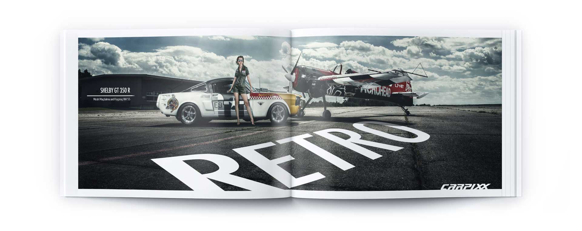 Eine Frau im Retro-Outfit steht zwischen einem weißen Oldtimer-Sportwagen mit der Aufschrift „Vollblut Carpixx“ und einem alten Flugzeug auf einem Flugplatz unter bewölktem Himmel. Über der Landebahn steht in großen weißen Buchstaben „RETRO“.