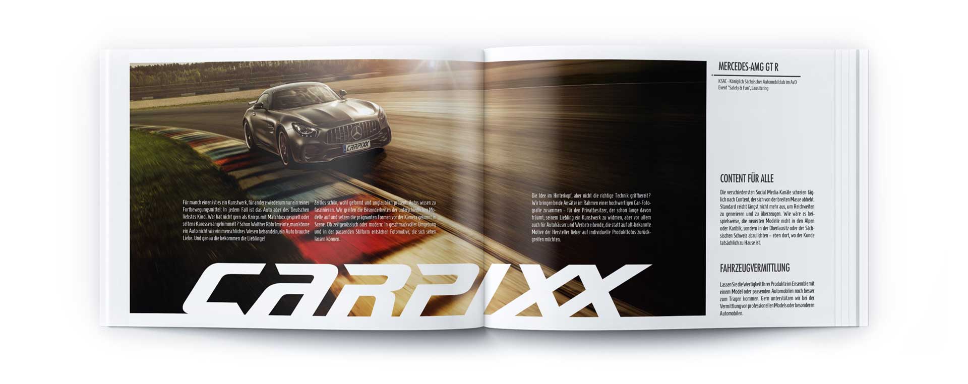 Eine Doppelseite in einem Automagazin mit einem silbernen Vollblut-Sportwagen, der bei Sonnenuntergang auf einer Rennstrecke fährt, mit fettem CARPIXX-Text unten und Textspalten auf der rechten Seite.