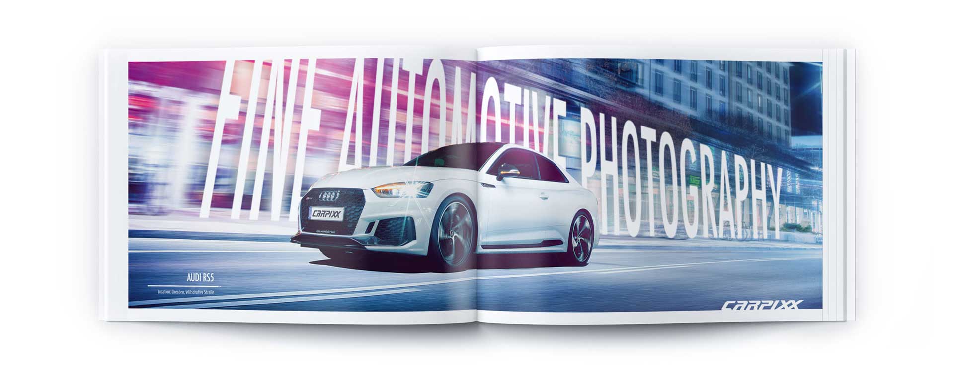 Ein weißer Audi RS5 rast nachts mit Bewegungsunschärfe durch eine Stadtstraße. Im Hintergrund steht in großem Schriftzug „FINE AUTOMOTIVE PHOTOGRAPHY by Vollblut Carpixx“. Das Bild ist in einer aufgeschlagenen Magazinseite abgebildet.
