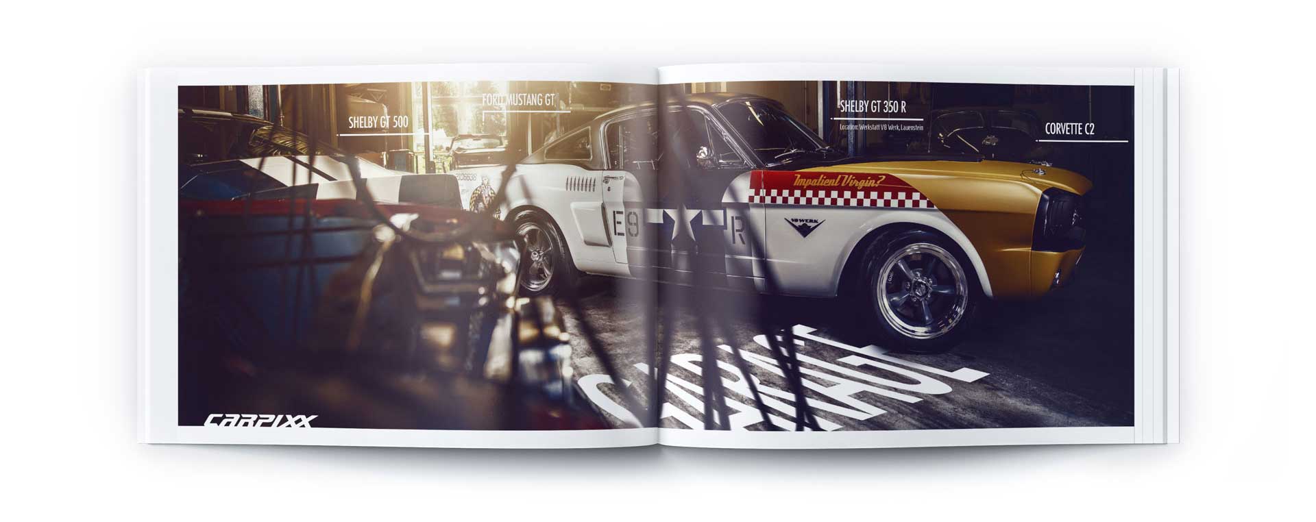 Eine Magazinstrecke mit einem klassischen Vollblut-Rennwagen in weiß-gelb-roter Lackierung, der in einer Garage geparkt ist, umgeben von Werkzeugen und Ausrüstung, während das Sonnenlicht einfällt. Unten links steht der Schriftzug CARPIXX.