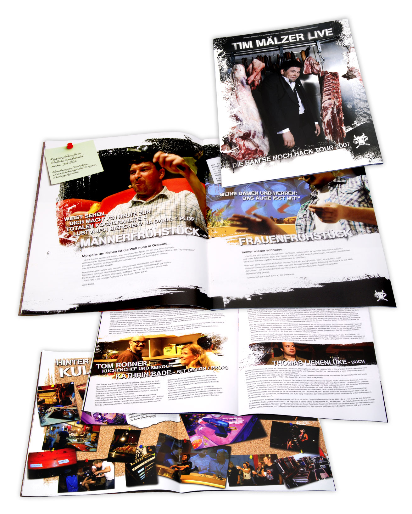 Eine Sammlung offener und geschlossener Zeitschriften oder Broschüren auf einer weißen Oberfläche mit farbenfrohen Bildern, fettem Text und einem Cover mit Vollblut Tim Mälzer in der Hand und dem Titel „Tim Mälzer Live“.