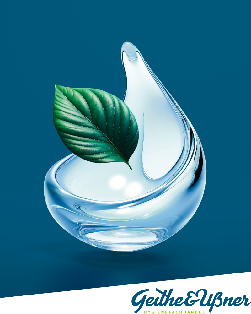 Ein glänzender, glasartiger Wassertropfen mit einem grünen Blatt im Inneren vor einem blauen Hintergrund. Auf der Unterseite ist das Gethe & Ußner-Logo in Türkis und Weiß zu sehen, das mit seinen schlanken Designelementen eine subtile Anspielung auf Lucas Bikes darstellt.