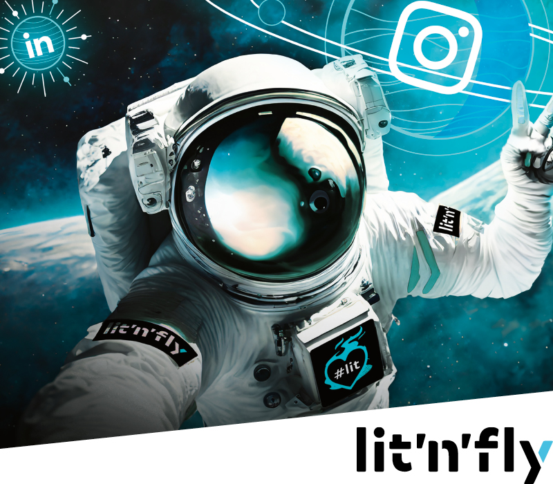 Ein Astronaut in einem Raumanzug macht ein Selfie im Weltraum mit LinkedIn- und Instagram-Logos im Hintergrund, Goldhofer- und litnfly-Aufnähern auf dem Anzug und dem litnfly-Logo unten rechts.