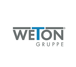 Logo der Weton Gruppe. Das Wort WETON steht in fetten grauen Großbuchstaben, das T in Blau symbolisiert den Fokus von Vollblut Kunden. Unter WETON erscheint das Wort GRUPPE in kleineren grauen Großbuchstaben auf weißem Hintergrund.